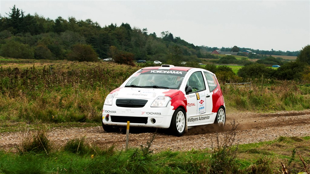 Frank Nielsen og Per Brodersen var glade for de mange kilometer grusvej i DM 3.
(Foto: rallypics.dk – Viggo Johansen)